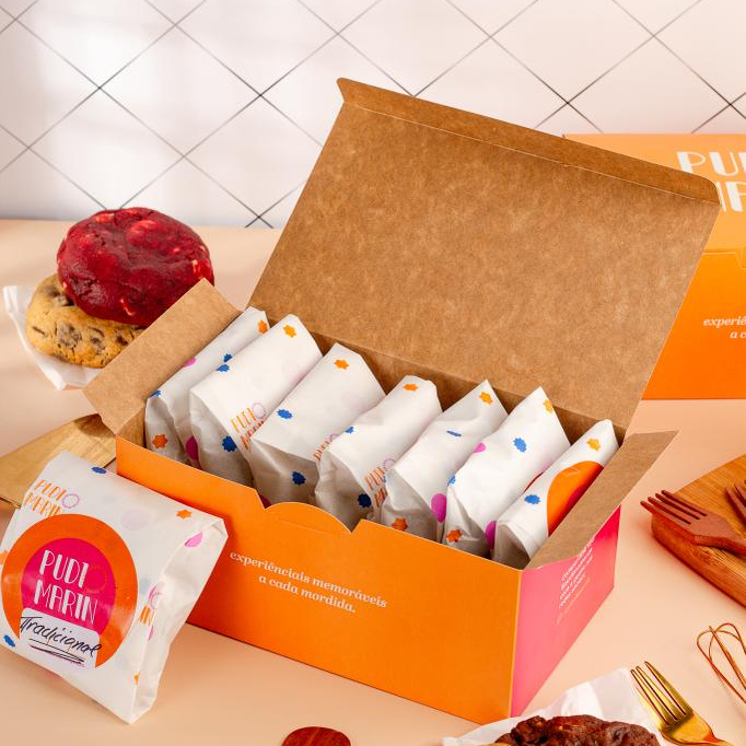 Aproveite nossa irresistível oferta de Cookies: Compre 5, Leve 6! Uma caixa repleta de delícias te espera. - 2 Cookies Tradicionais: Aquele gostinho caseiro que você já conhece e ama. - 2 Cookies de Triplo Chocolate: Um paraíso para os amantes de chocolate, com três diferentes e deliciosos tipos de chocolate em cada mordida. - 2 Cookies com recheio de Nutella: Imagina um cookie delicioso, agora adicione um recheio cremoso de Nutella... Sim, é tão bom quanto parece! Cada cookie pesa cerca de 125g - o tamanho perfeito para satisfazer sua vontade de doce. Aproveite esta oferta limitada e peça já a sua caixa!