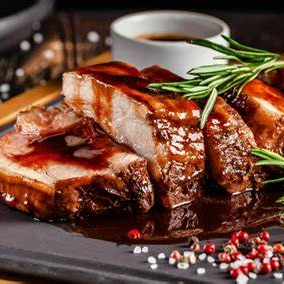 Delicioso lombo suíno com molho barbecue e acompanhamentos de sua preferencia.