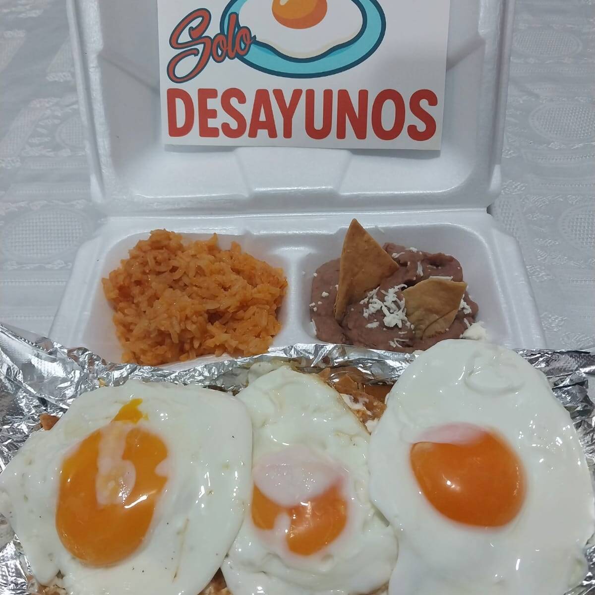 Chilaquiles Rojos con Huevo Estrellado