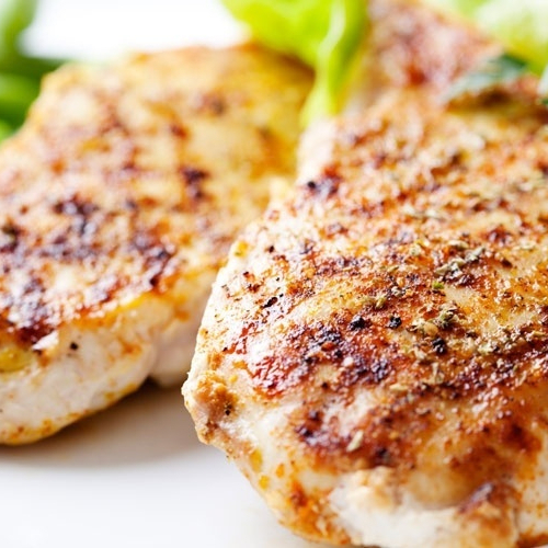 Acompanha Arroz, feijão, macarrão e farofa caseira.