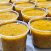 Feito com mandioca cozida e frango desfiado, com um toque especial de temperos secos.