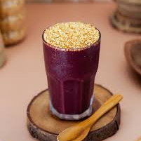 Açai, leite, banana, amendoim, canela, xarope de guaraná, ovo de codorna e chocolate