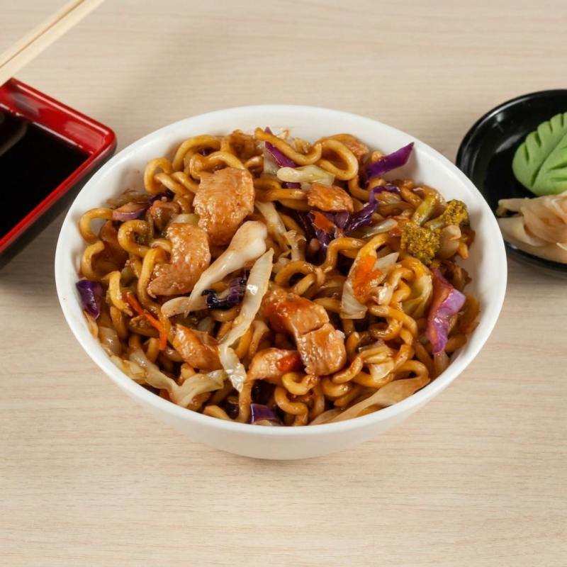 Apresentamos o nosso 'Frango - 400g', um irresistível Yakissoba que é um autêntico convite ao paladar. Este prato é composto por generosas porções de frango suculento, combinadas com o crocante e fresco repolho, tanto verde quanto roxo, e com a doçura sutil da cenoura. Acrescentamos também o brócolis, que traz uma textura única, e um macarrão bem cozido, tudo regado com um exclusivo e saboroso mol
