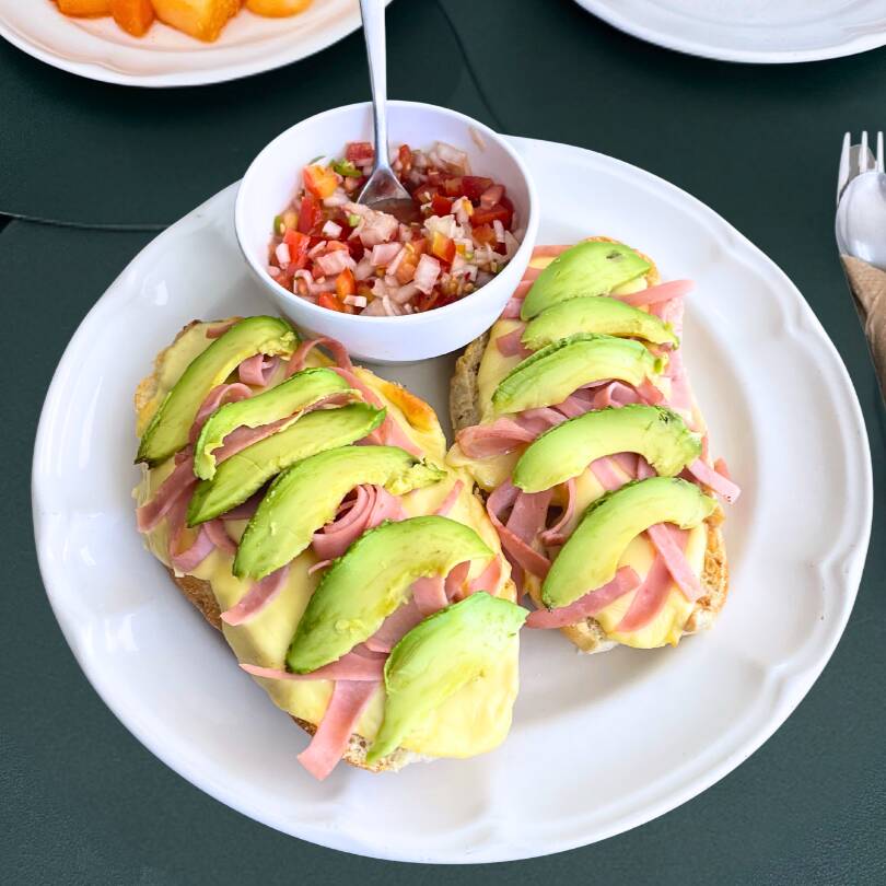 MOLLETES CON AGUACATE