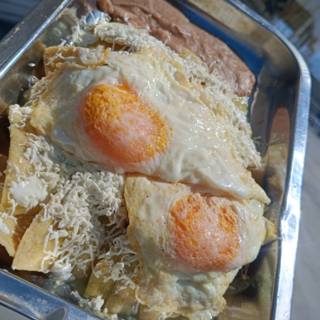 CHILAQUILES VERDES CON HUEVO