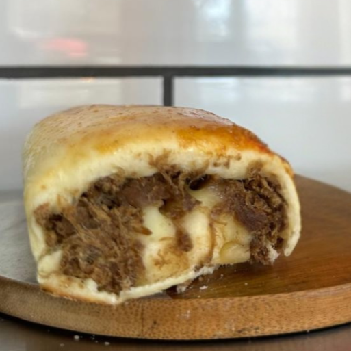 Delicioso joelho gourmet, recheado com costela bovina desfiada lentamente e combinada com cream cheese e queijo derretido. Sabor intenso e textura cremosa.