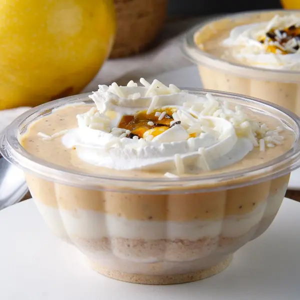 Mousse de Maracujá Azedinho, Nosso Magnífico Creme de Ninho, Farofa de Biscoito Crocante, Chantininho e Chocolate Branco. - Aproximadamente 250ml -