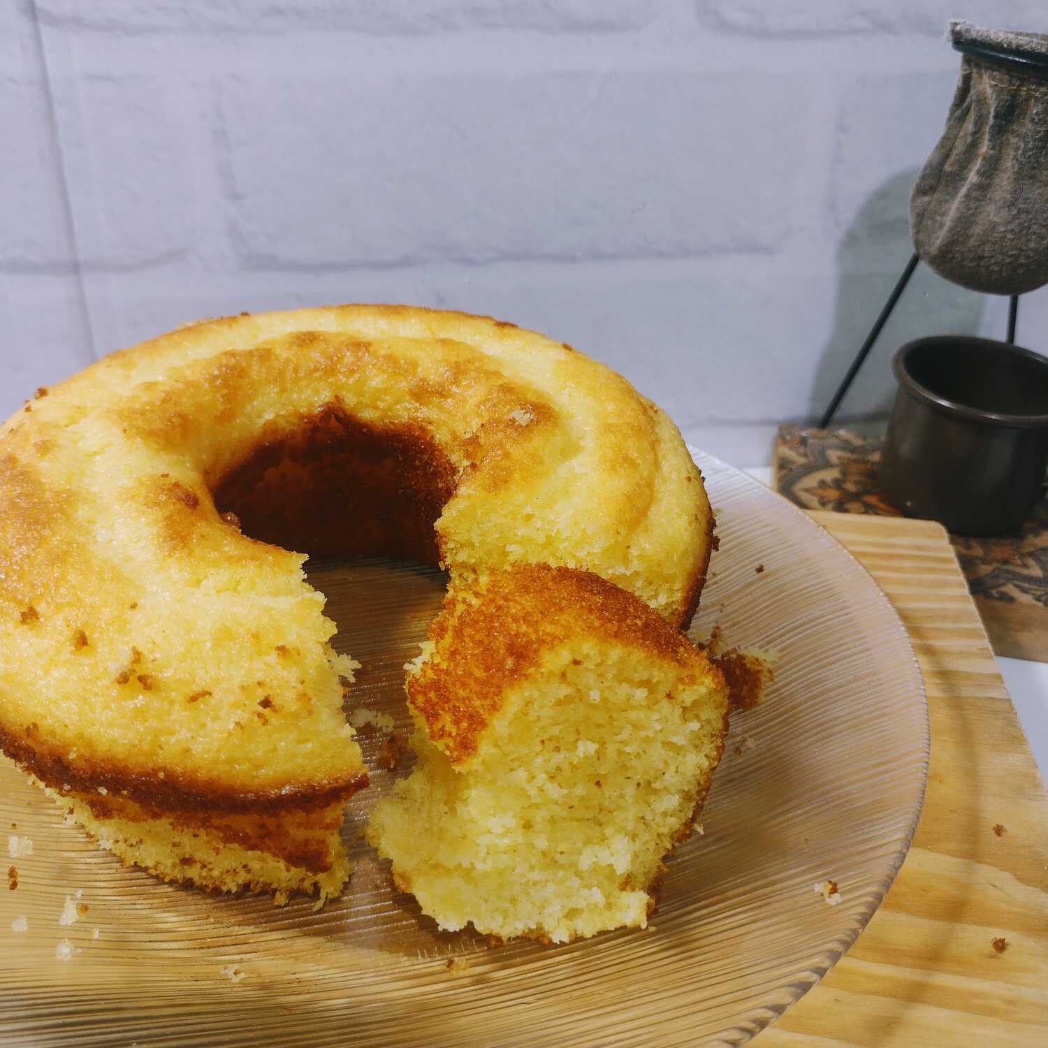 Que tal aquele bolinho que lembra casa de vó? Esse bolo tradicional não pode faltar no café da tarde, com uma boa conversa.
Ele rende 6 fatias bem servidas.
