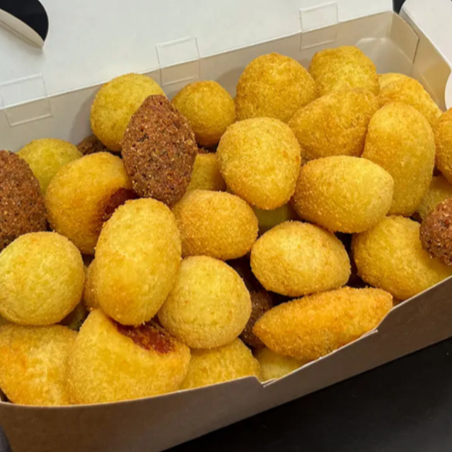📌 descrição: 40 salgadinhos fritos tamanho festa (20–25g), preparados na hora, crocantes e saborosos. 🔥 Oferta exclusiva 99 com desconto especial!