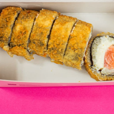 Enrolado de salmão, creme cheese, cebolinha, arroz japones, empanado na farinha panko e frito.