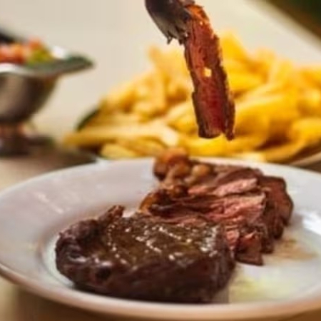 Deliciosa maminha selecionada feita na brasa. Macia e suculenta! Acompanha arroz, fritas, farofa de ovos e molho à campanha.