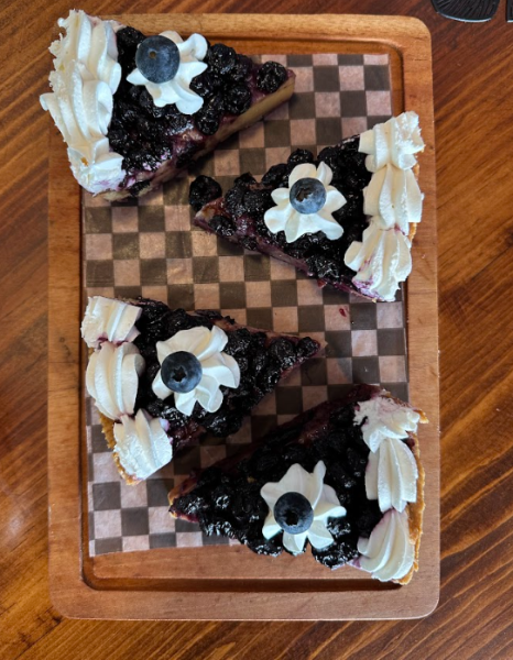 Rebanada de pay de queso con blueberries