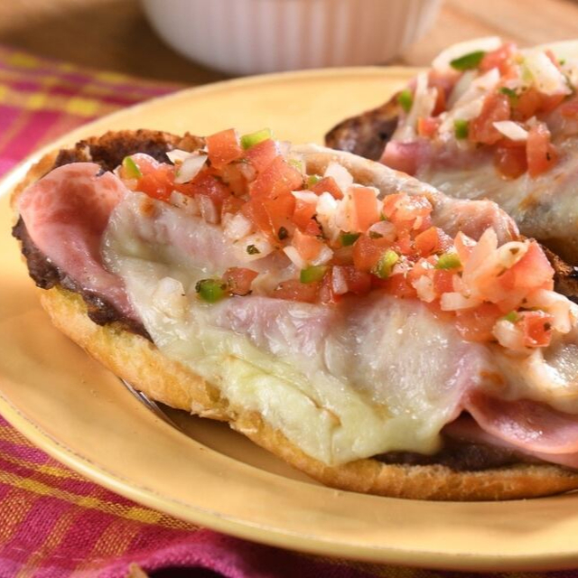 Molletes Con Jamón