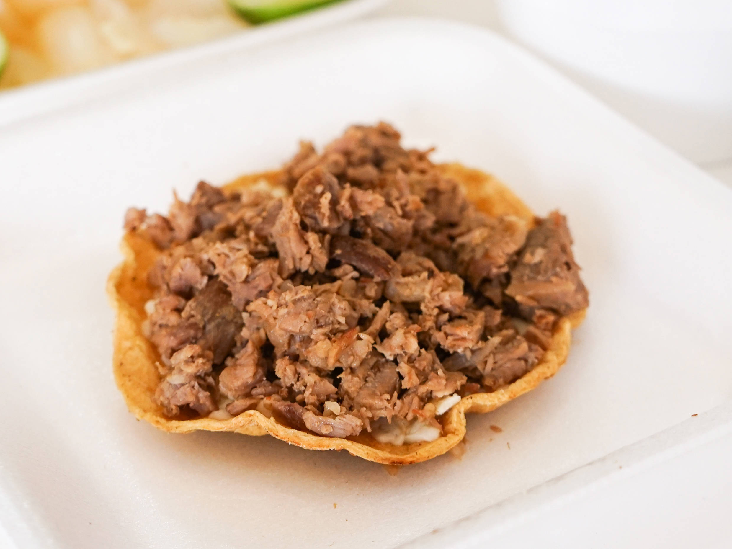 Tostada con Queso & Carne