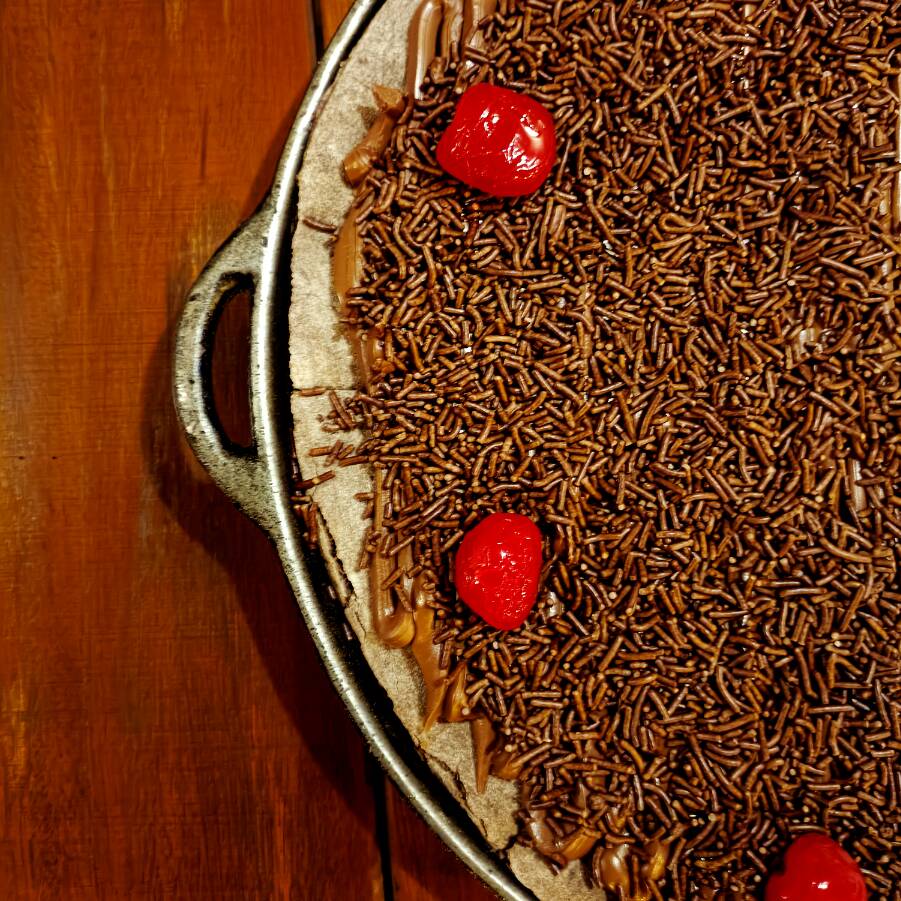 Chocolate, cereja e granulado.