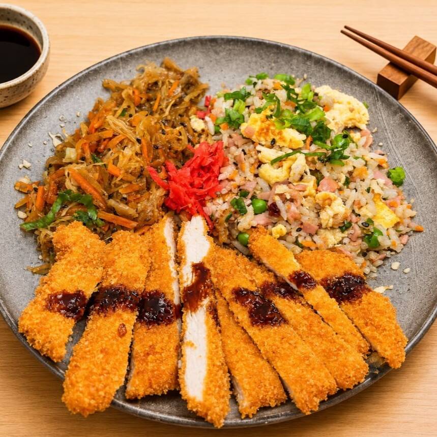 Delicioso Bentô com filé de frango empanado na farinha Panko. Escolha 01 carboidrato e 01 acompanhamento grátis
Serve Bem 01 Pessoa.