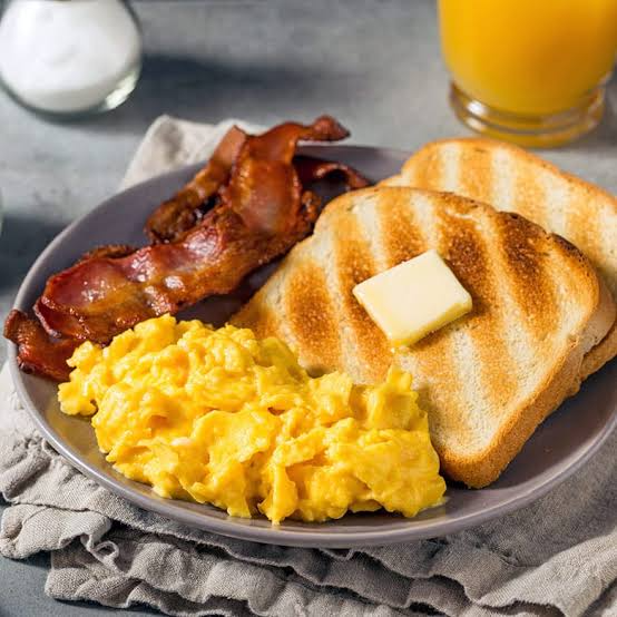 Huevos Revueltos con Tocineta