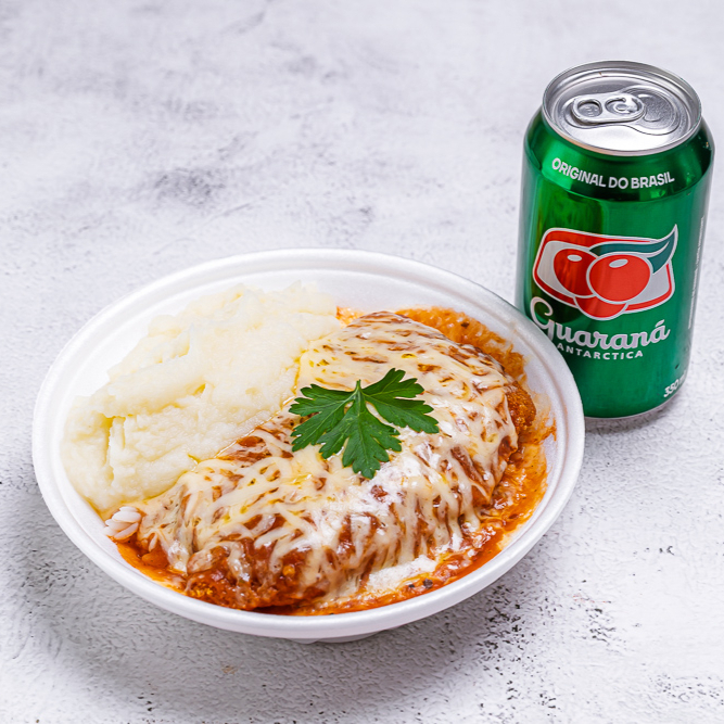Marmita com delicioso file de frango a parmegiana, acompanhado com arroz branco e purê + Guaraná lata. Marmita indicada para 01 pessoa - aprox. 400 gramas