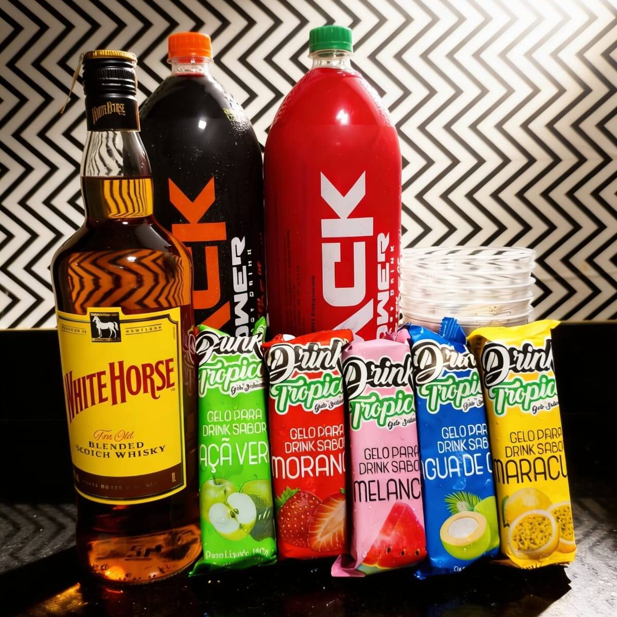Combo White Horse Gelado
Seu rolê completo e pronto para beber!
1x Whisky White Horse Original – 1 Litro (servido gelado)
2x Energéticos – 2 Litros cada (1 a mais que a concorrência!)
5x Gelos saborizados – 200ml cada (sabores variados)
5x Copos descartáveis – 770ml cada
Tudo geladinho, na medida certa!
Ideal para festas, encontros e momentos especiais!
Mais bebida, mais energia e mais diversão que qualquer outro combo.