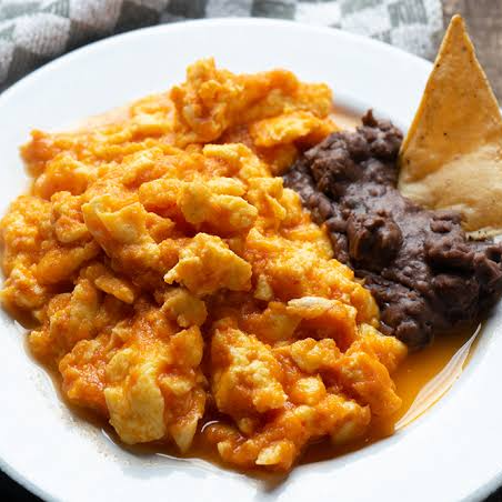 Huevo en salsa roja