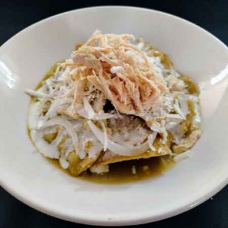 Chilaquiles con Pollo Deshebrado