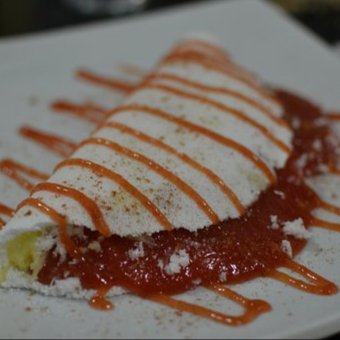 Tapioca Triangulo Amoroso com Queijo, Coco, Doce de Goiaba e Canela.