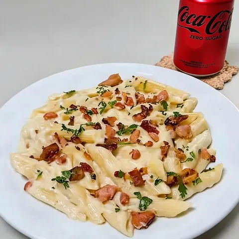 Descubra a irresistível combinação da nossa massa com um molho quatro cremoso (mussarela, provolone, parmesão e Catupiry) e bacon. Cada garfada é uma explosão de sabores que transforma sua refeição em um momento gourmet inesquecível. Delicie-se!