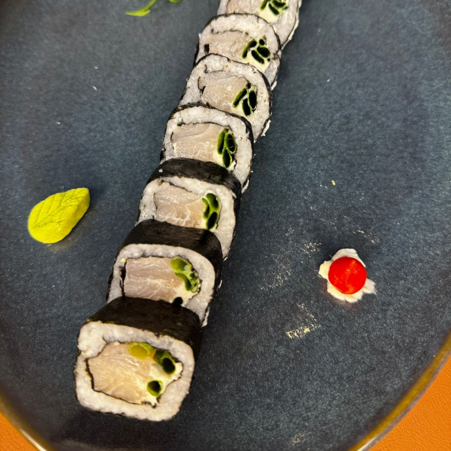 Clássico, leve e cheio de sabor! Preparado com tiras frescas de tilápia envolvidas por arroz japonês temperado na medida certa e alga nori delicadamente prensada. Uma opção equilibrada e refrescante, perfeita para quem aprecia a simplicidade e a pureza dos sabores da culinária japonesa.