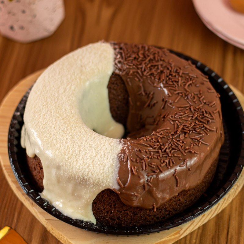 Dois amores, um só pedaço de felicidade!
Nosso bolo 2 Amores é a combinação perfeita entre a intensidade do brigadeiro artesanal e a leveza da mousse de Ninho, tudo isso envolto em uma massa de chocolate fofinha e saborosa.
É cremoso, equilibrado e feito com ingredientes selecionados para conquistar desde o primeiro garfo. Um bolo que carrega o nome de dois amores — e entrega muito mais que isso: entrega afeto em forma de sabor.