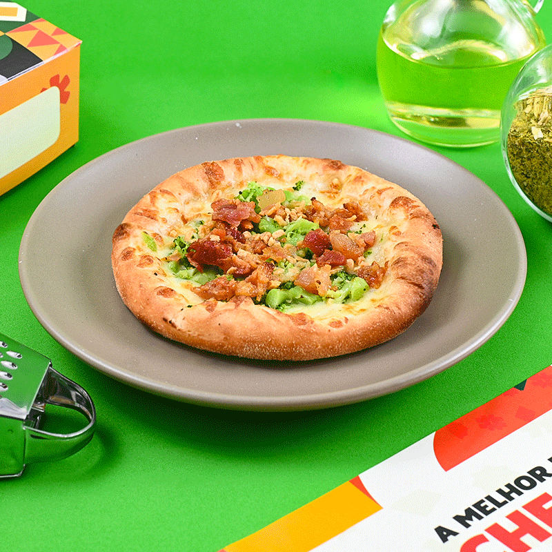 Recheio saboroso de brócolis fresquinho, combinado com pedaços crocantes de bacon, tudo envolto em uma massa macia e dourada. Uma combinação deliciosa de frescor e sabor marcante, perfeita para quem busca algo único e irresistível. Peça agora e experimente essa combinação perfeita!