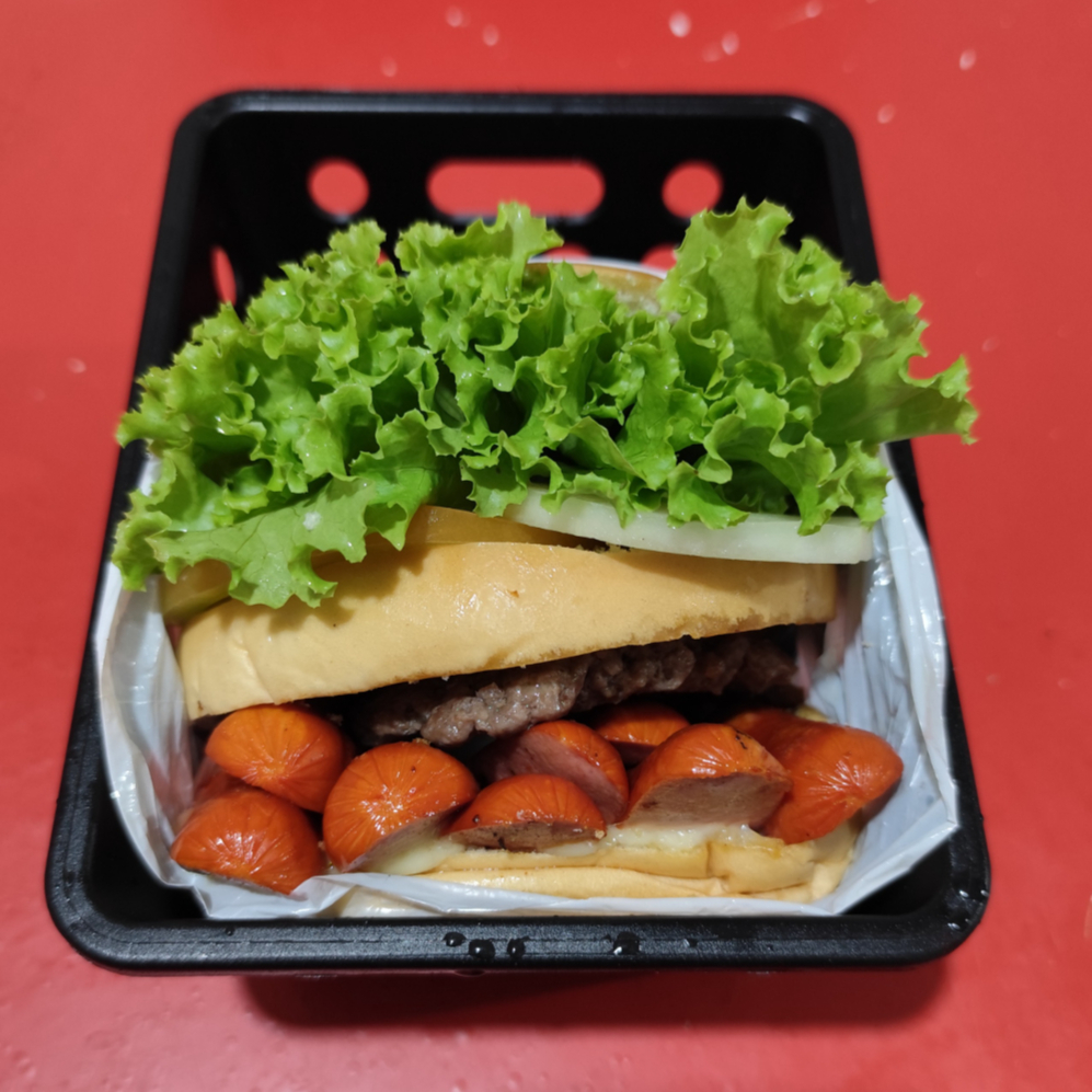 Pão, carne, salsicha, queijo, presunto, salada e molho da casa