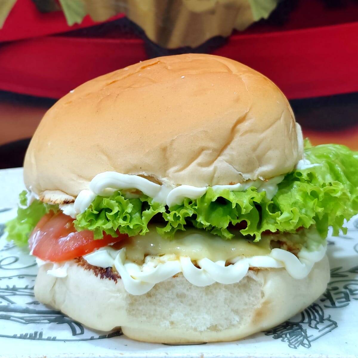 Pão branco tostado, Hambúrguer de frango 86g, ovo, presunto, muçarela, milho, alface, tomate, batata palha, catupiry ou cheddar. (favor enviar msg para a loja na observação com a sua preferencia se será cheddar ou catupiry.)
