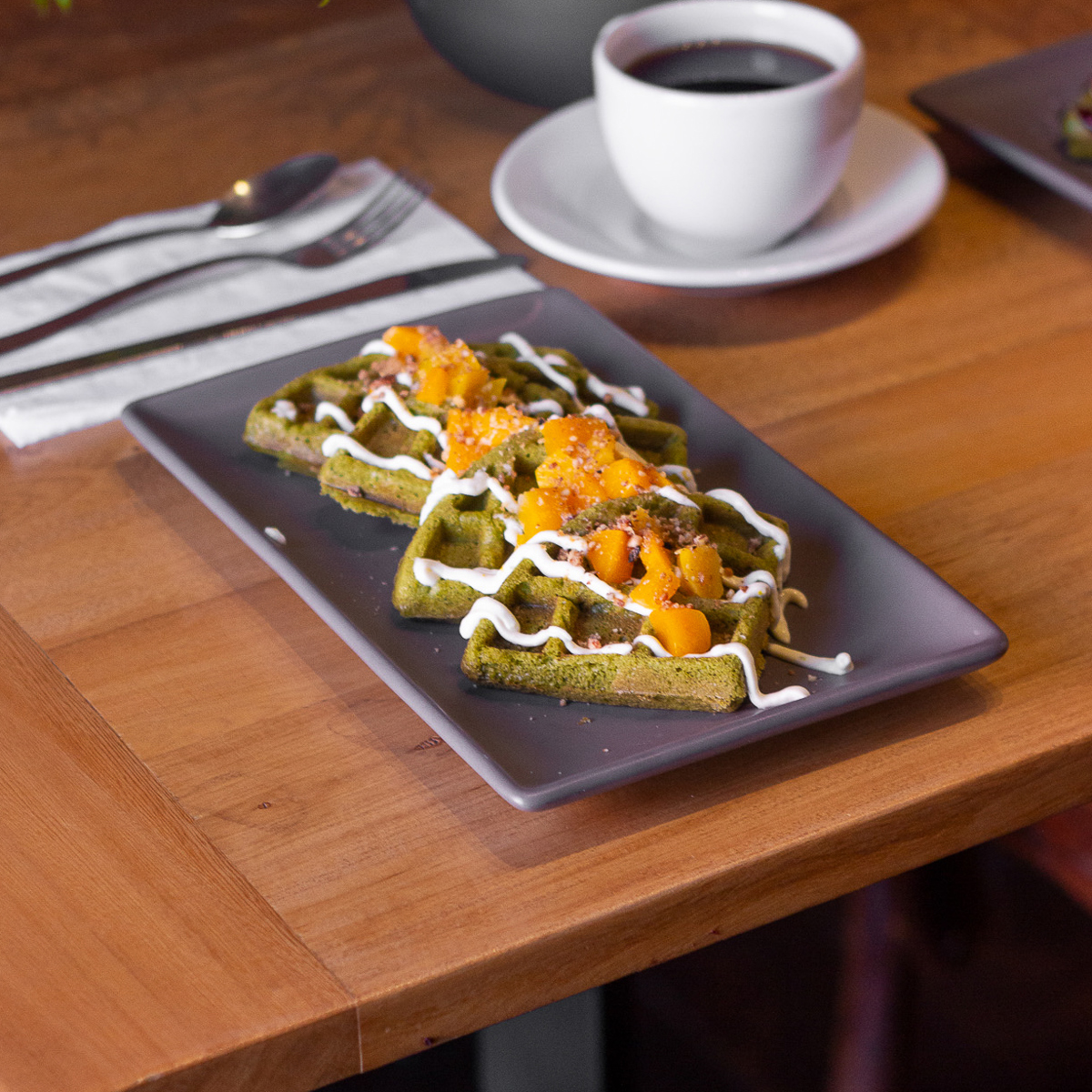 WAFFLE MATCHA Y DURAZNO