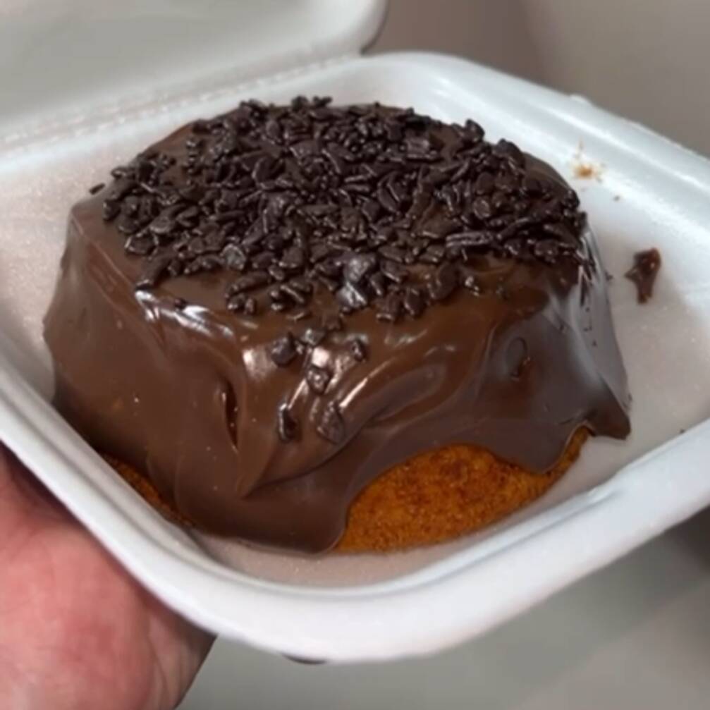 Massa fofinha de cenoura, com muitaaaaa calda de chocolate finalizado granule