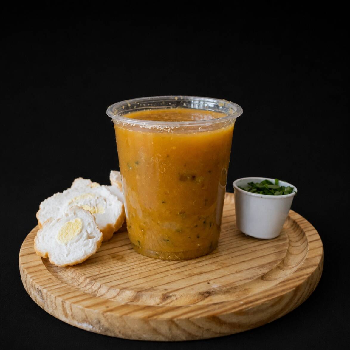 Caldo de mocotó encorpado, quentinho e bem temperado, preparado com aquele sabor caseiro que sustenta e agrada de verdade. Perfeito para quem gosta de caldo forte, cremoso e cheio de sabor. Tamanho: 500ml Acompanha torradas e cheiro-verde conforme disponibilidade da loja.