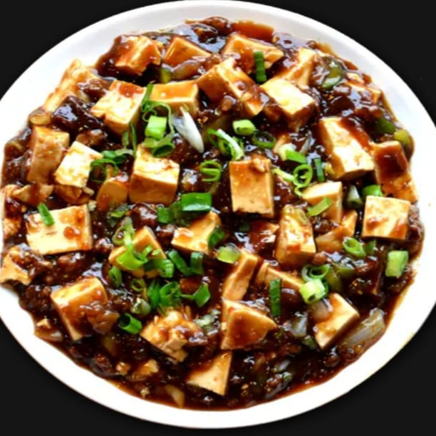 tofu cozido com carne bovina moída, com cebola, picada, cebolinha, temperado, com molho shoyo,