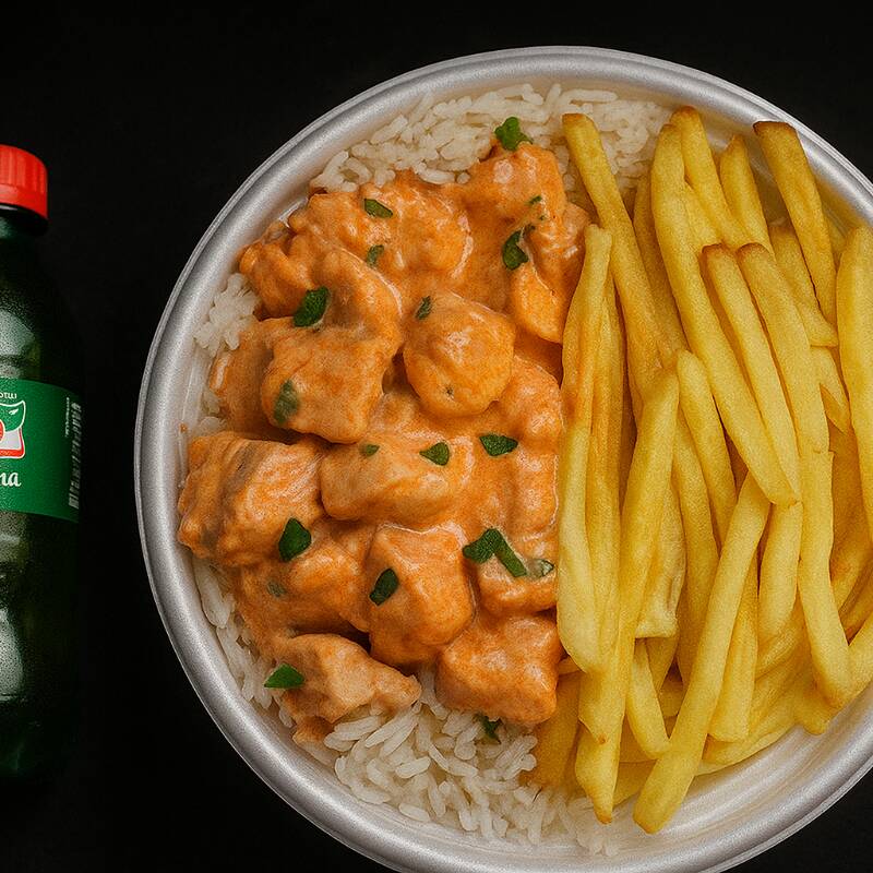 Strogonoff de Frango – peito de frango selecionado, cortado em cubos macios e preparado no cremoso molho à base de creme de leite e temperos especiais. Acompanha batata frita crocante e dourada, além de arroz branco soltinho para completar a experiência.