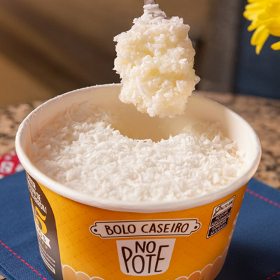 Nosso bolo Tapioca Gelado em formato de pote. Um bolo bem molhadinho com todo o sabor mais que especial da Tapioca!
Peso aproximado do bolo de pote : 180 gramas
Alérgicos: Contém Lactose. Contém leite e derivados, derivados da soja e ovo. Nosso bolo caseiro no pote de Tapioca leva ingredientes selecionados e é produzido com o objetivo de não conter glúten. Porém, por ser produzido no mesmo ambiente onde são produzidos nossos demais bolos, pode conter traços de trigo.
Para informações de ingredientes e tabela nuitricional do Bolo de Pote consulte o site.