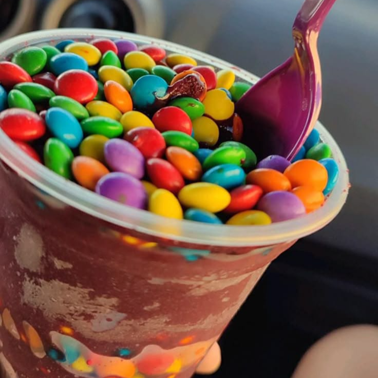 Açaí cremoso no copo de 300ml com ninho ,leite condensado e confetes. Experimente está delicia aqui na Portiê bolos e doces Açaí