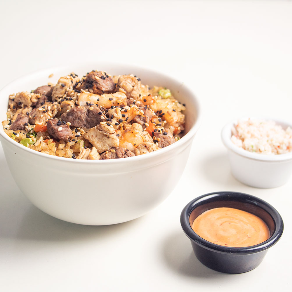 Yakimeshi mixto (pollo, res, camaron)