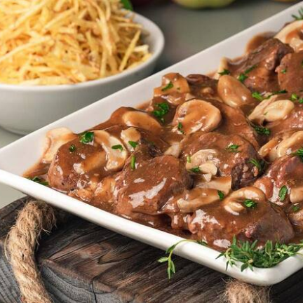 Irresistível! Escalope De Alcatra Ao Molho Madeira, Arroz à Piamontese e Batata Portuguesa.