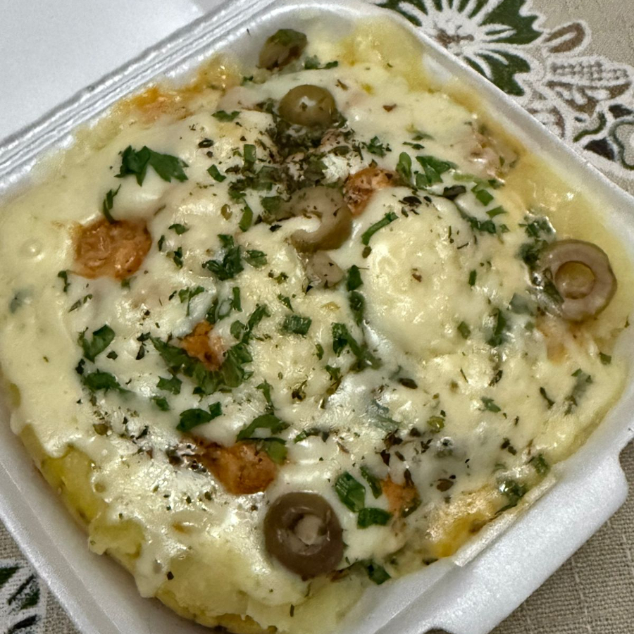 Batata Recheada dos Sonhos! Batata bem quentinha recheada com estrogonofe de carne cremoso, Catupiry, mussarela derretida e finalizada com batata palha crocante, cheiro verde e azeitona. Perfeita pra matar a fome com muito sabor!