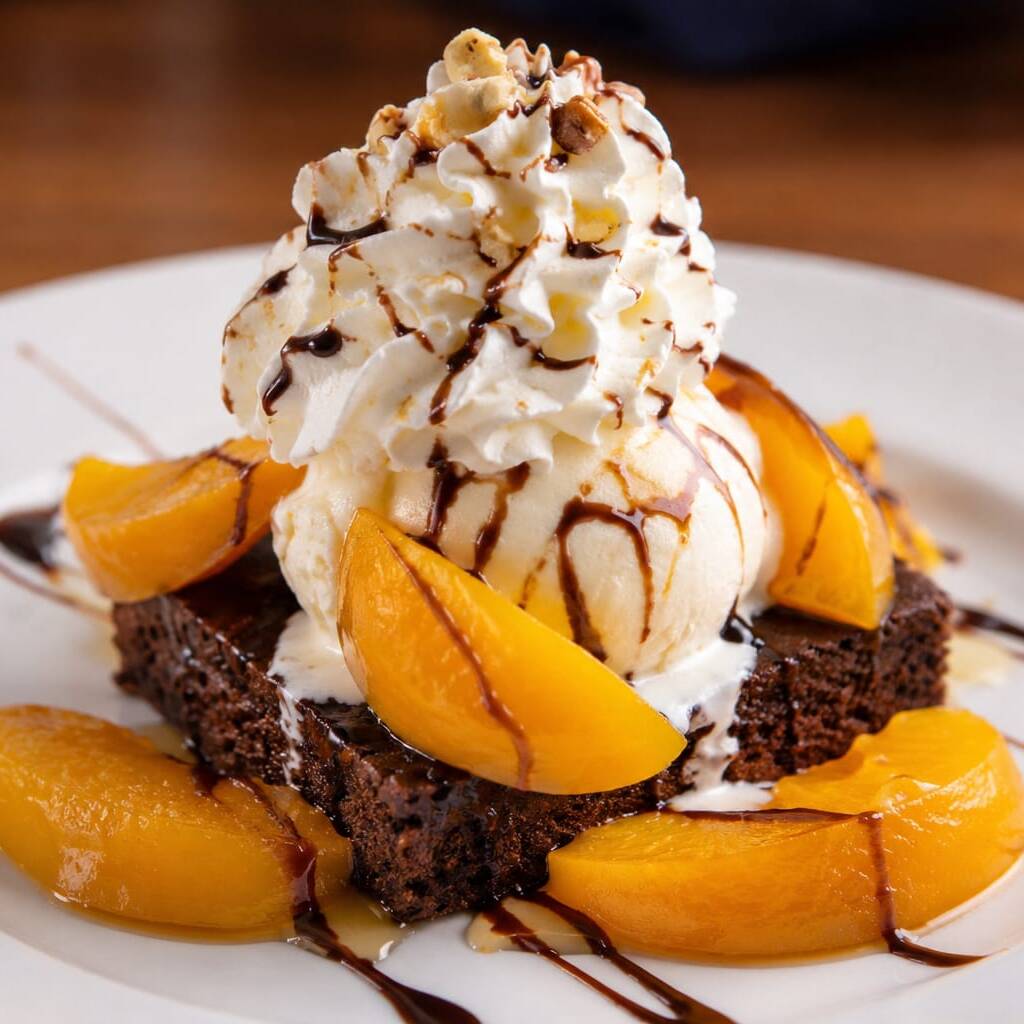Brownie con Helado y Fruta