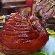 Joelho de porco feito no churrasqueira no bafo e finalizado com molho madeira.