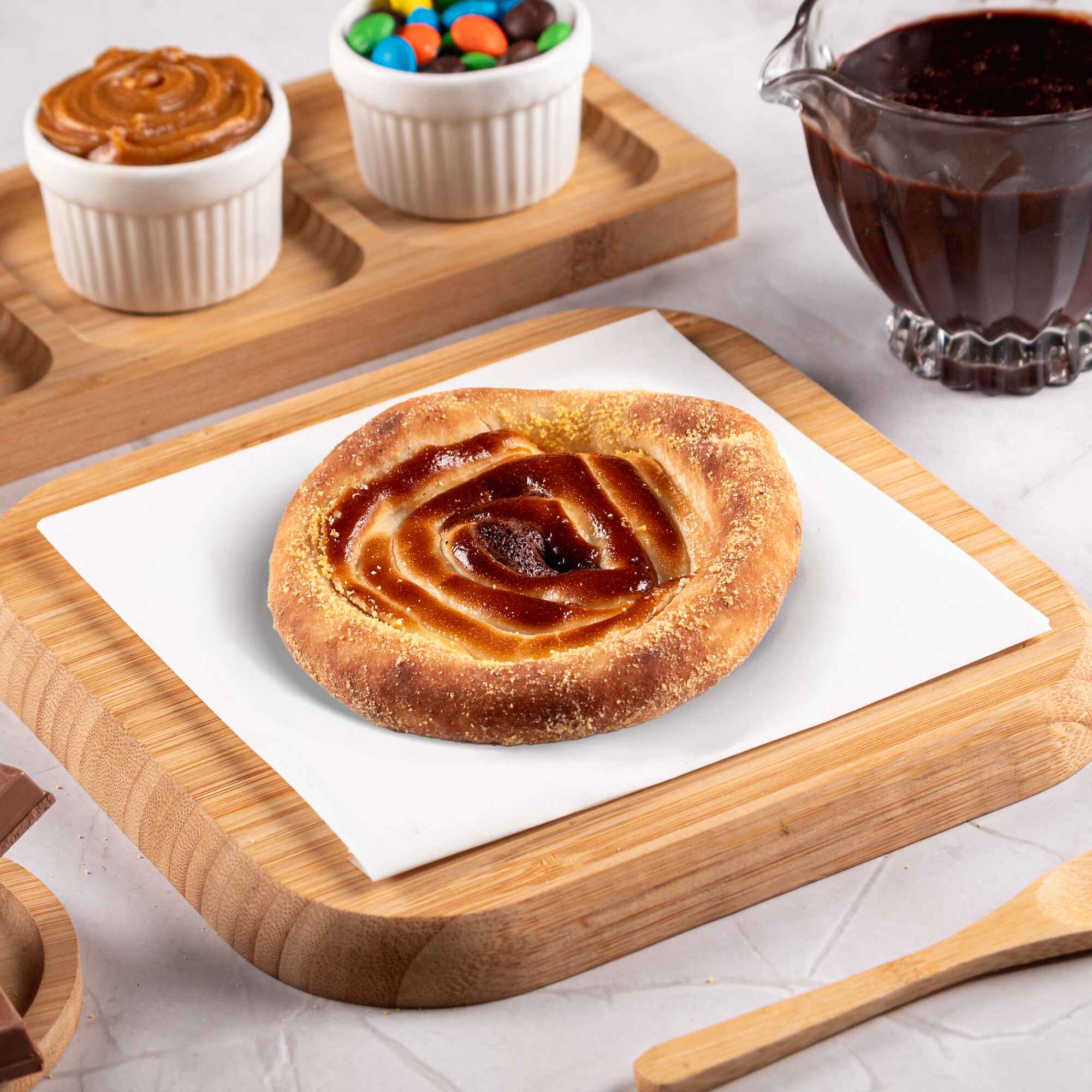 Recheada com chocolate ao leite e chocolate branco flambado, uma explosão de sabores intensos e irresistíveis.