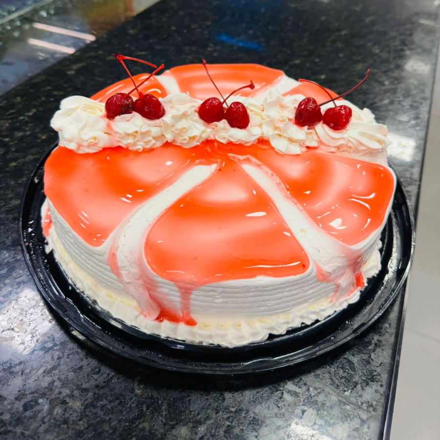 SERVE EM MEDIA 6 A 8 PESSOAS.MASSA BRANCA RECHEIO CHANTILY E GELEIA DE MORANGO