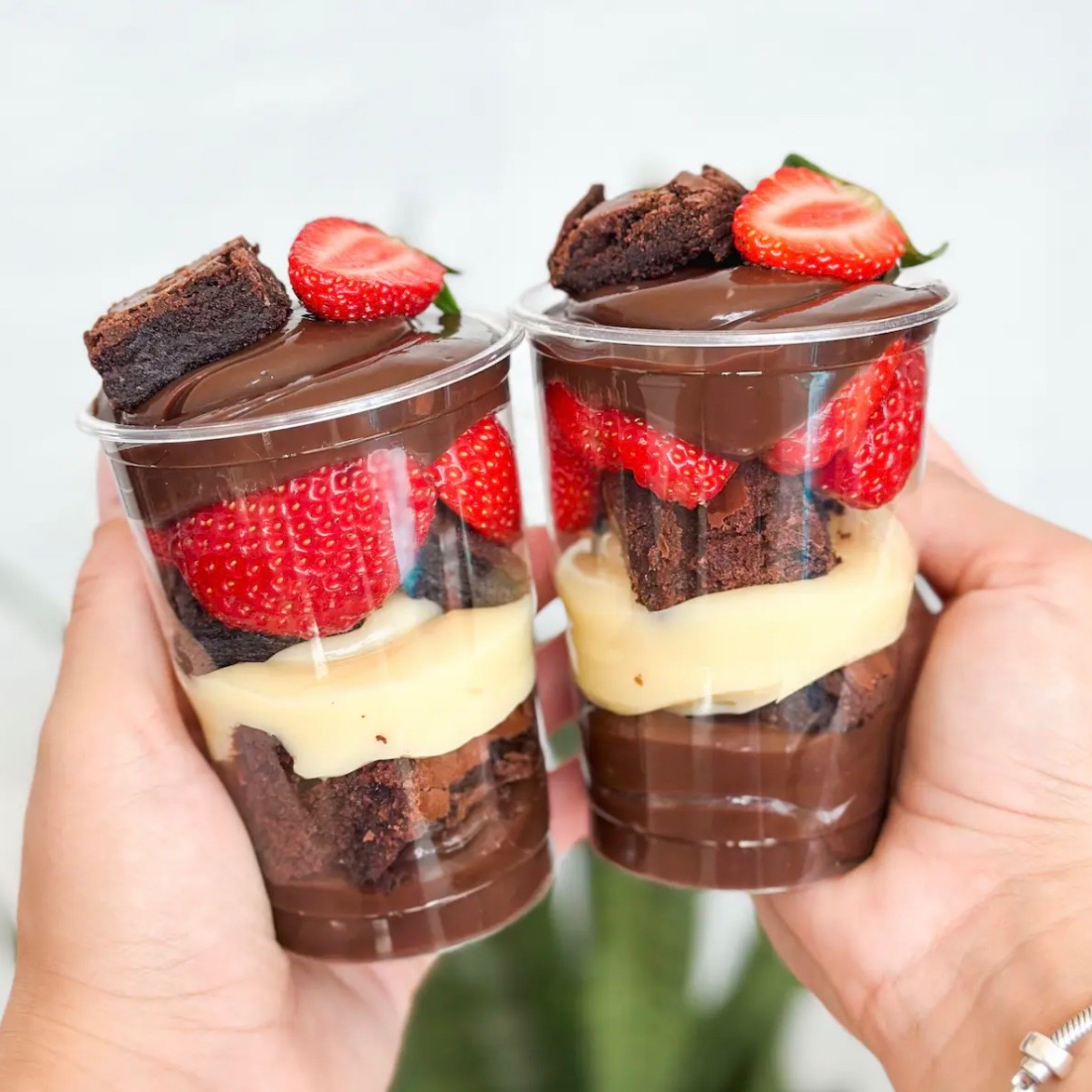 Prepare seu coração: Brigadeiro de Ninho e Brigadeiro de cacau 50%, mega cremosos, morangos frescos e o nosso brownie com a qualidade que vocês já conhecem! Tamanho de 250ml - serve 1 pesso