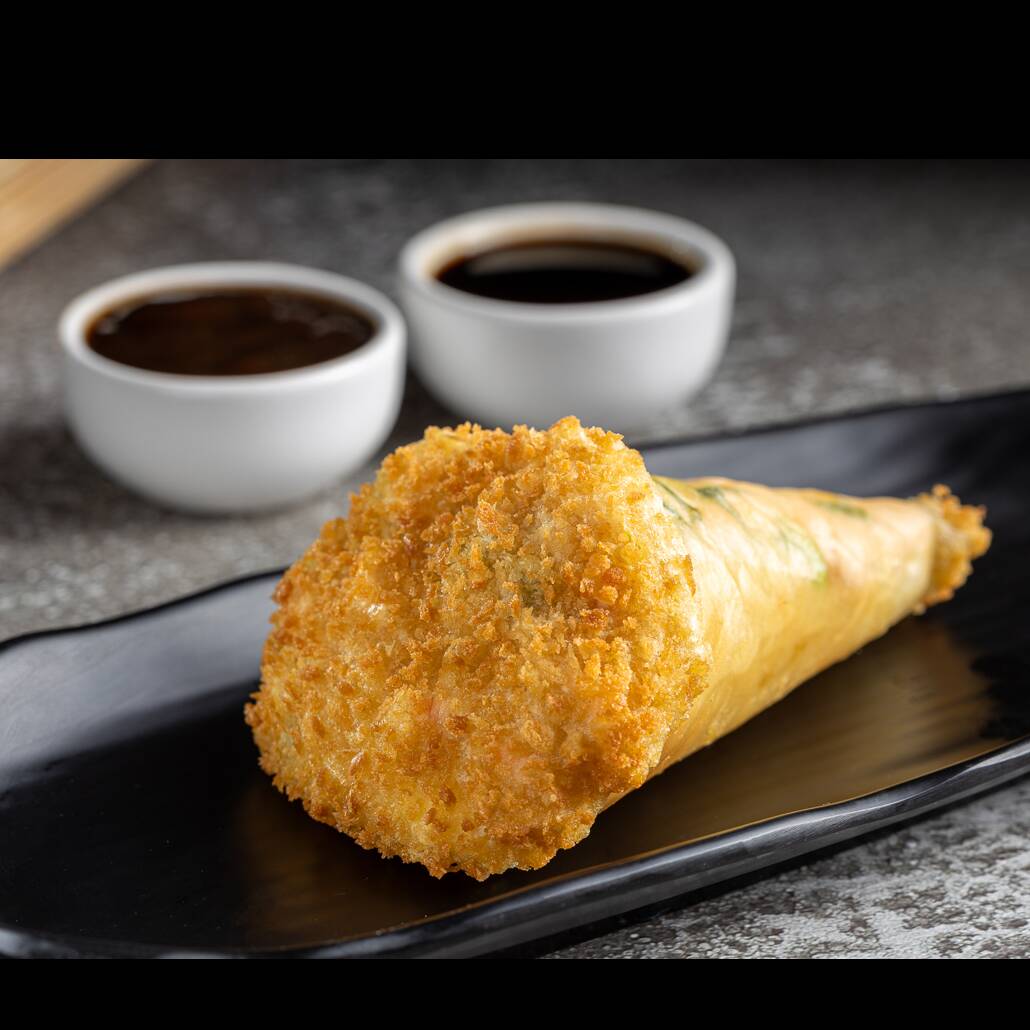 Cone de harumaki recheada com arroz japonês salmão e camarão e cream cheese