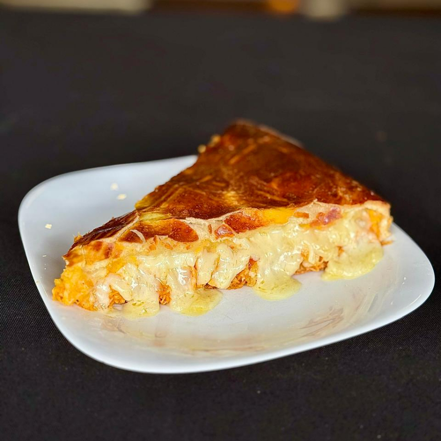 Sabor irresistível, Frango desfiado, Catupiry cremoso e Mussarela derretendo em cada mordida