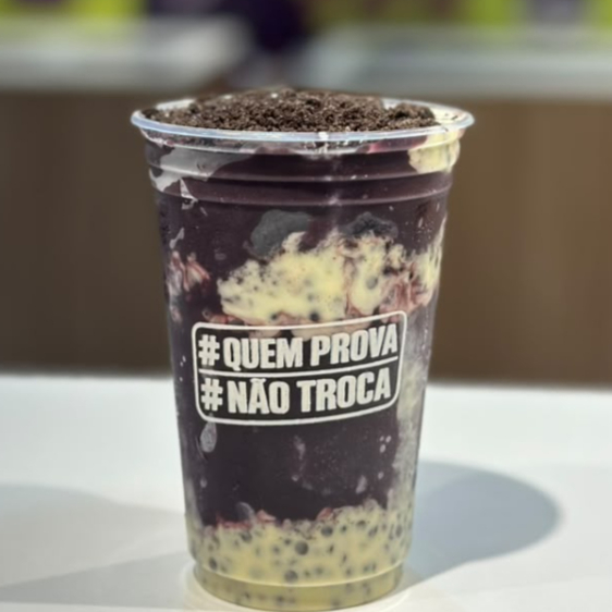 Pote Açaí Oreo Uma explosão de sabor em cada colherada! Camadas cremosas de açaí geladinho combinadas com o irresistível creme de cookies e pedaços crocantes de bolacha Oreo. Um equilíbrio perfeito entre frescor, crocância e doçura para matar a sua vontade de um doce especial.